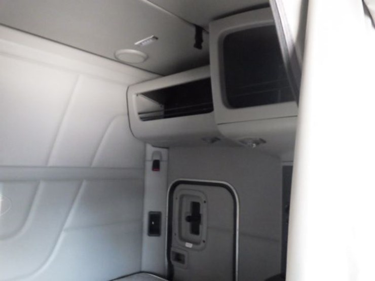 2019-peterbilt-579-image-6