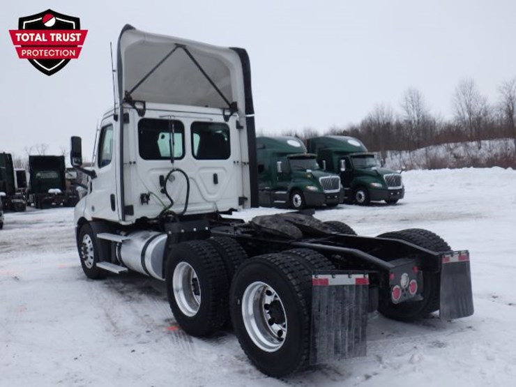 2021-freightliner-cascadia-116-image-11