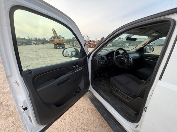 2012-chevrolet-tahoe-image-30