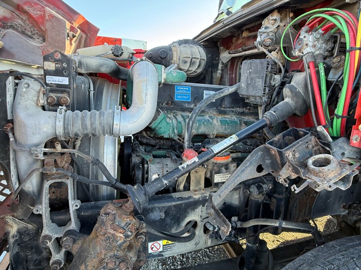 2011-volvo-10-image-49