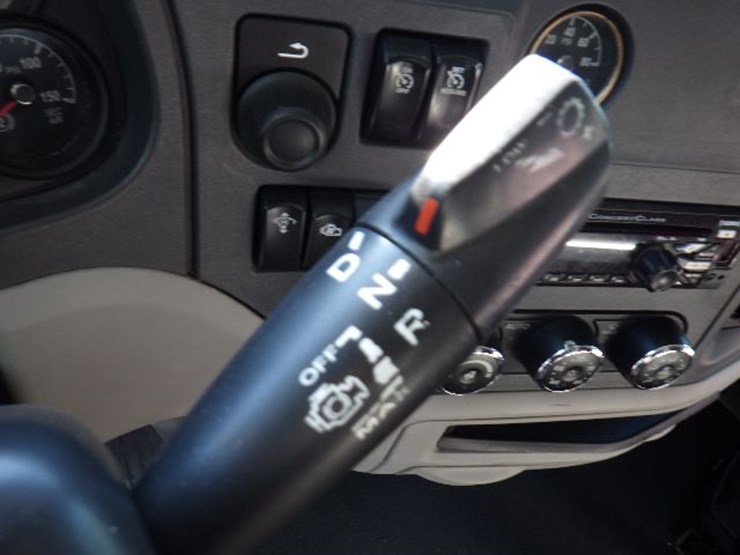 2019-peterbilt-579-image-18