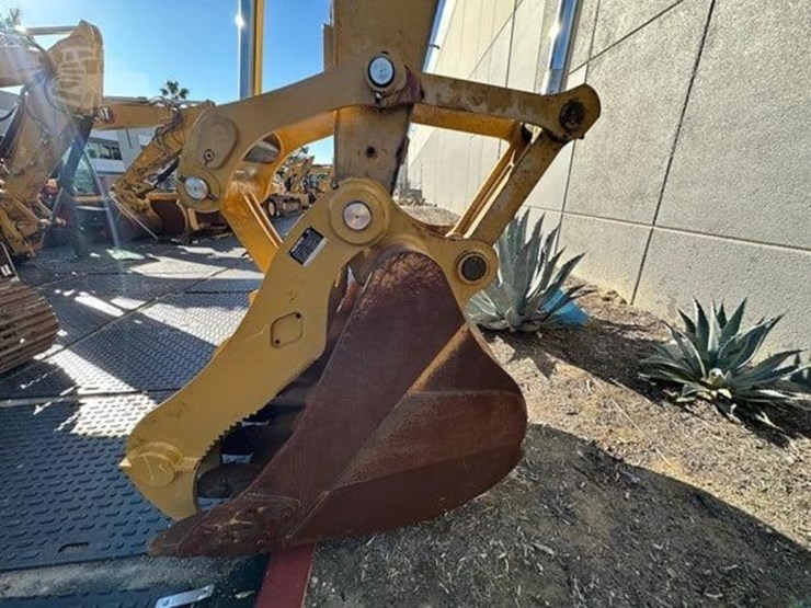 2021-caterpillar-320-image-12