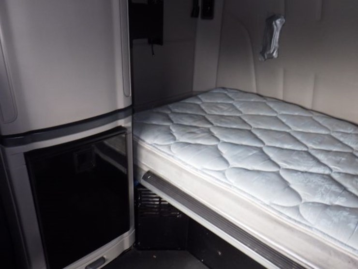 2019-peterbilt-579-image-24