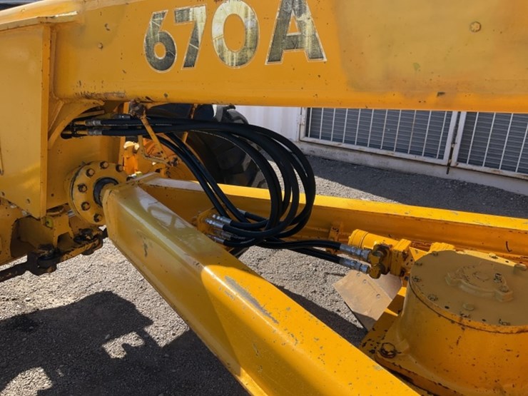 1981-deere-670a-image-14