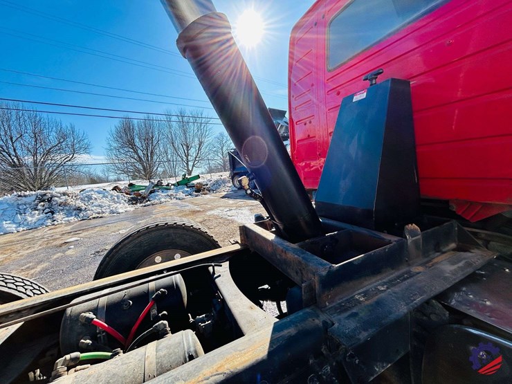 2011-volvo-truck-vhd-tri-axle-dump-truck-image-107