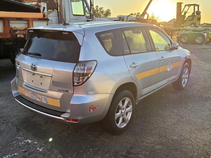 2014-toyota-rav4-image-3