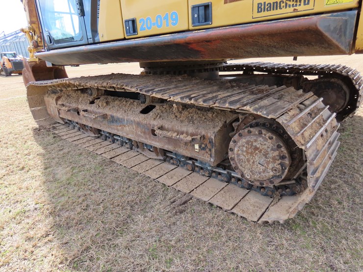 2018-caterpillar-320-image-16