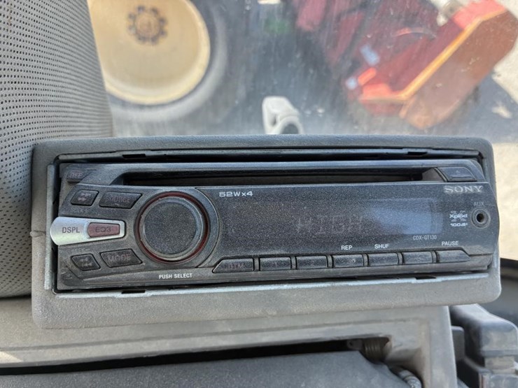 2009-case-570m-xt-image-31