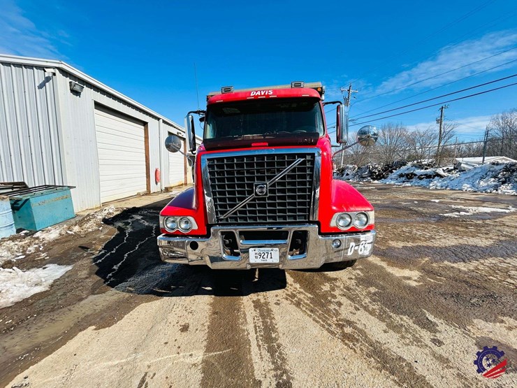 2011-volvo-truck-vhd-tri-axle-dump-truck-image-10