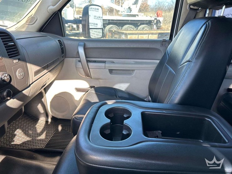 2014-chevrolet-silverado-3500-image-16