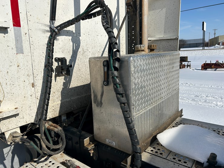 1996-freightliner-fld120-image-36