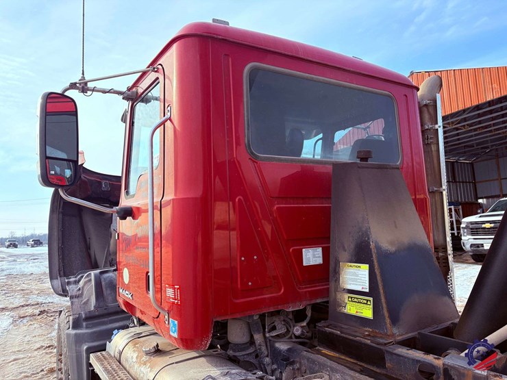 2017-mack-granite-gu713-image-71