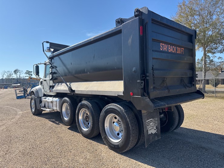 #32642-•-2018-mack-gu713-tri-axle-dump-image-2