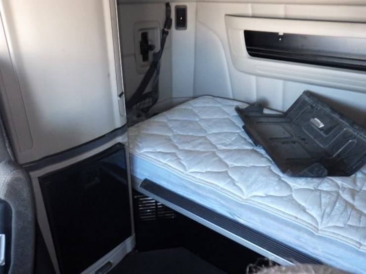 2023-peterbilt-579-image-23