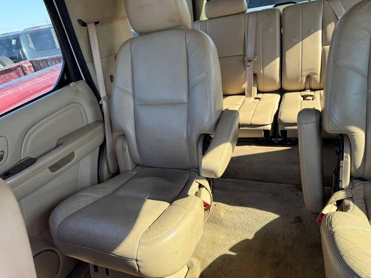 2011-cadillac-escalade-image-32