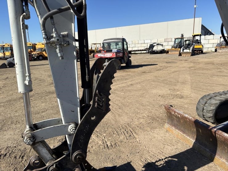 2022-takeuchi-tb240-image-16