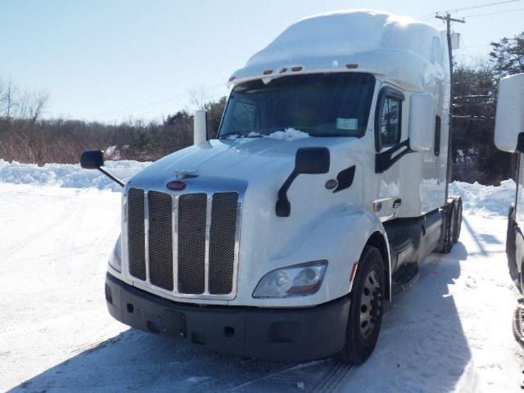 2021-peterbilt-579-image-1