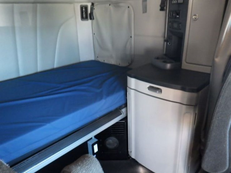 2021-peterbilt-579-image-7