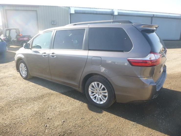 2015-toyota-sienna-image-4