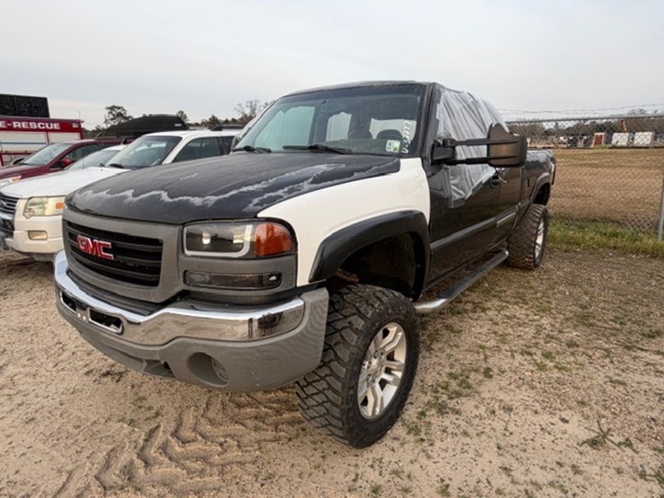 2004-gmc-1500-image-1