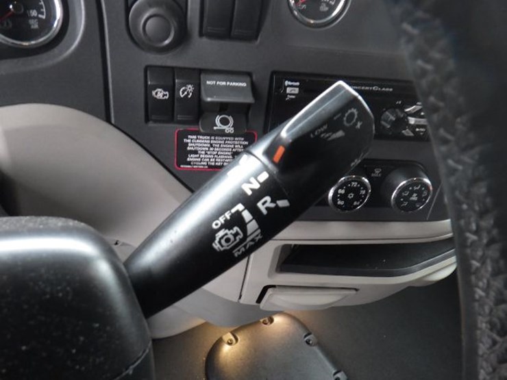 2021-peterbilt-579-image-18