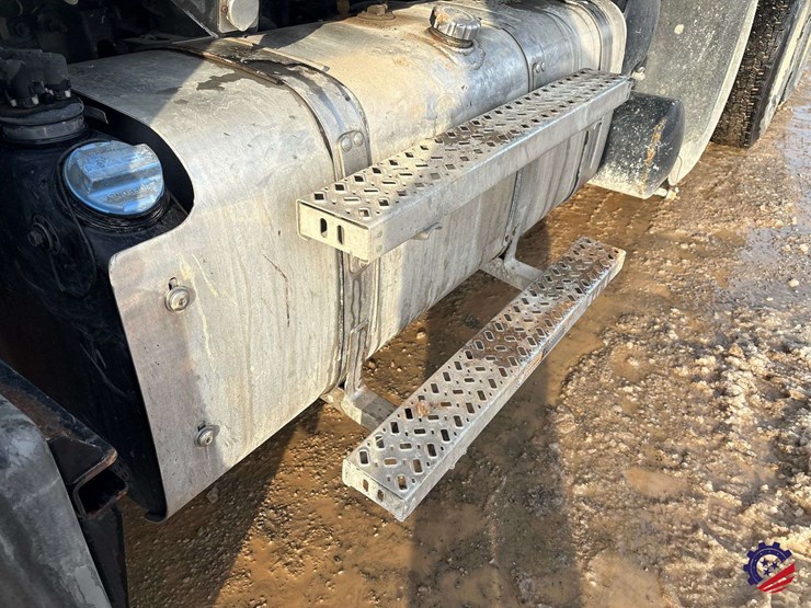 2017-mack-granite-gu713-image-32