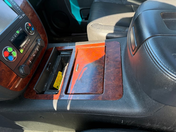 2014-chevrolet-tahoe-image-23