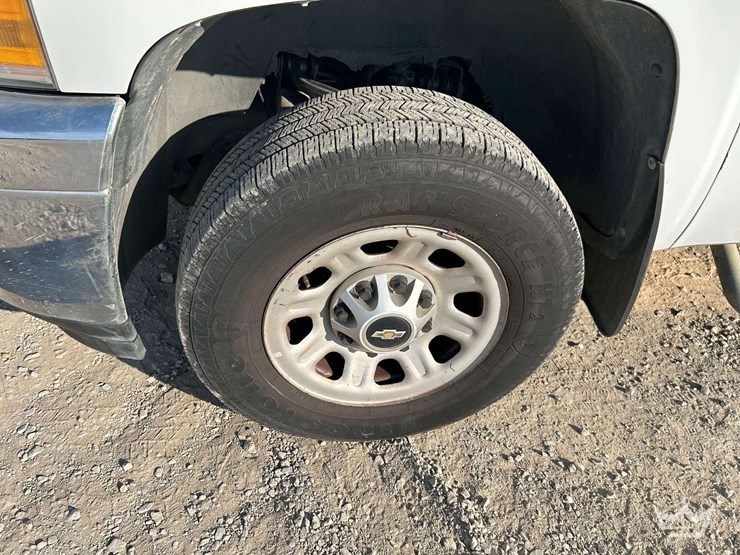 2013-chevrolet-silverado-3500hd-image-26