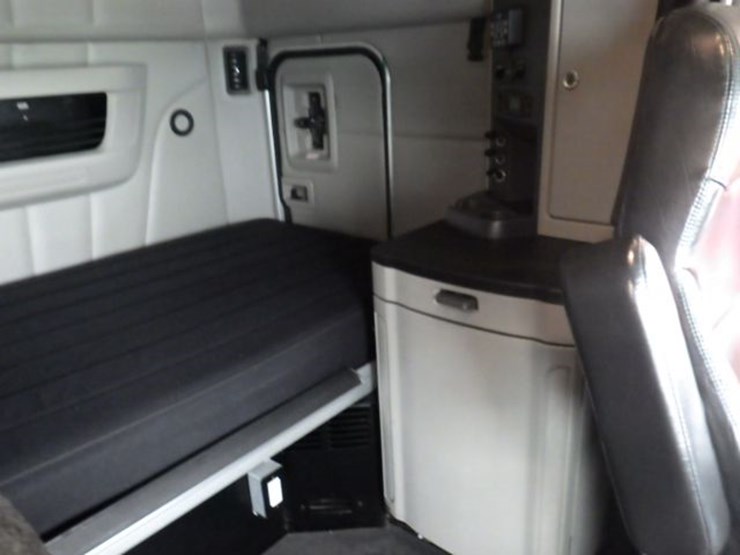 2021-peterbilt-579-image-5