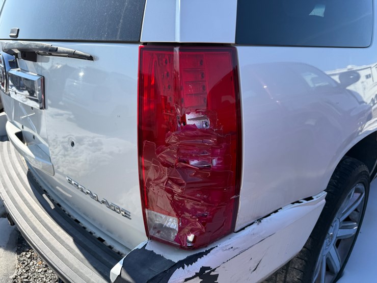 2011-cadillac-escalade-image-13