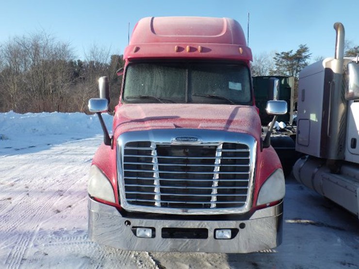 2013-freightliner-cascadia-125-image-2