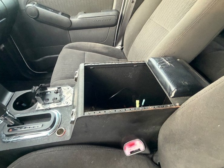 2011-ford-explorer-image-36