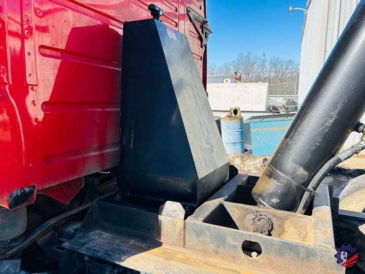 2011-volvo-truck-vhd-tri-axle-dump-truck-image-117