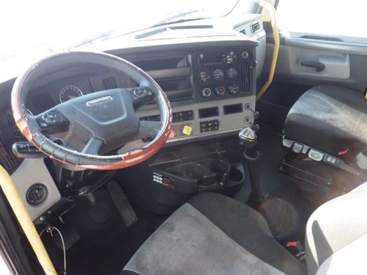 2020-freightliner-cascadia-126-image-14