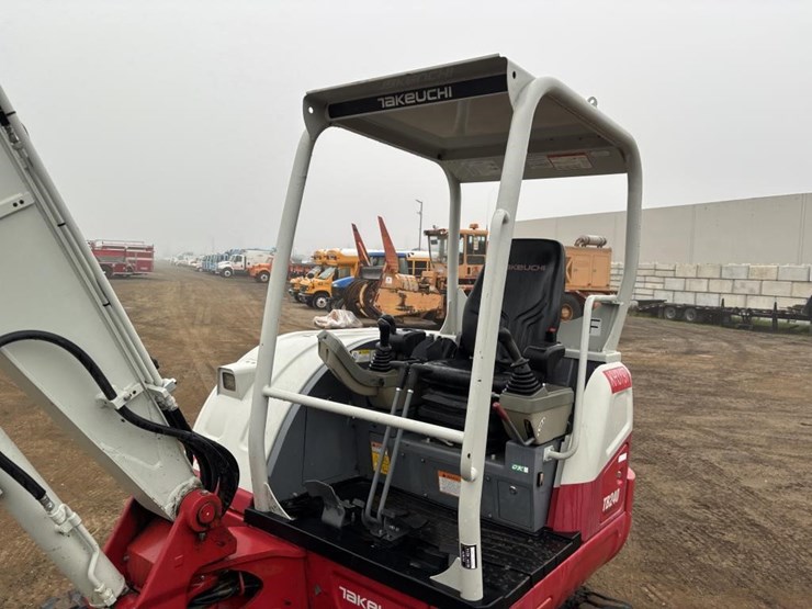 2021-takeuchi-tb240-image-25