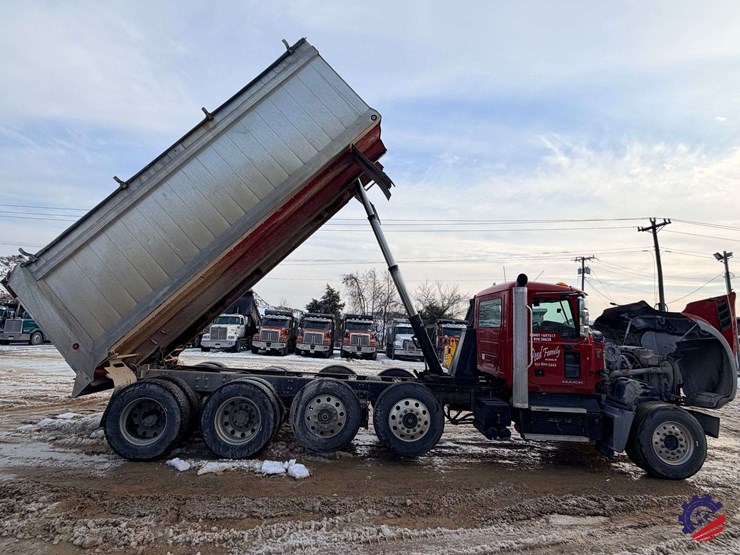2018-mack-granite-gu713-image-71