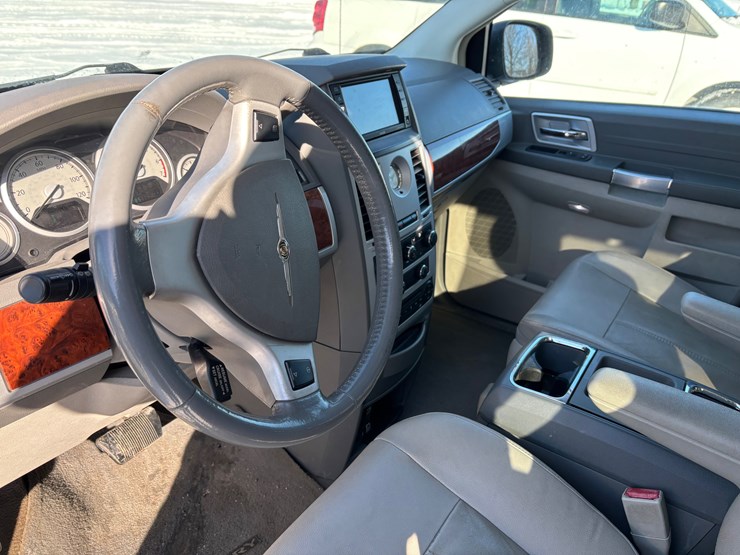 2008-chrysler-town-&-country-image-11