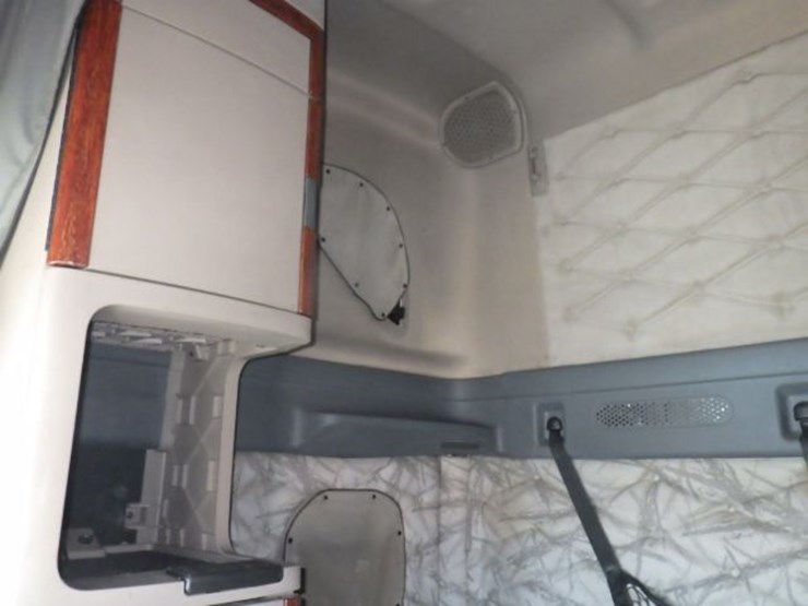 2013-freightliner-cascadia-125-image-19