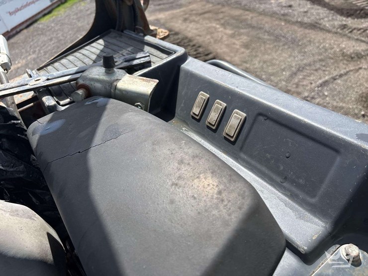 2014-deere-650k-image-8