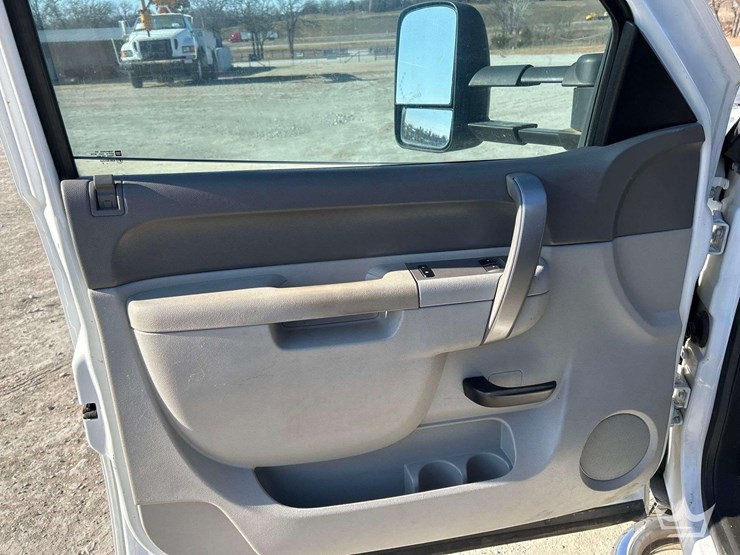 2014-chevrolet-silverado-3500-image-9