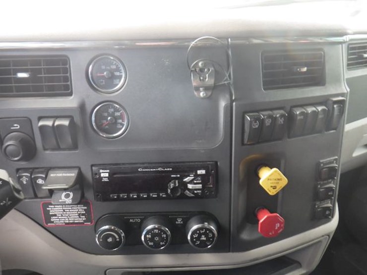 2019-peterbilt-579-image-24