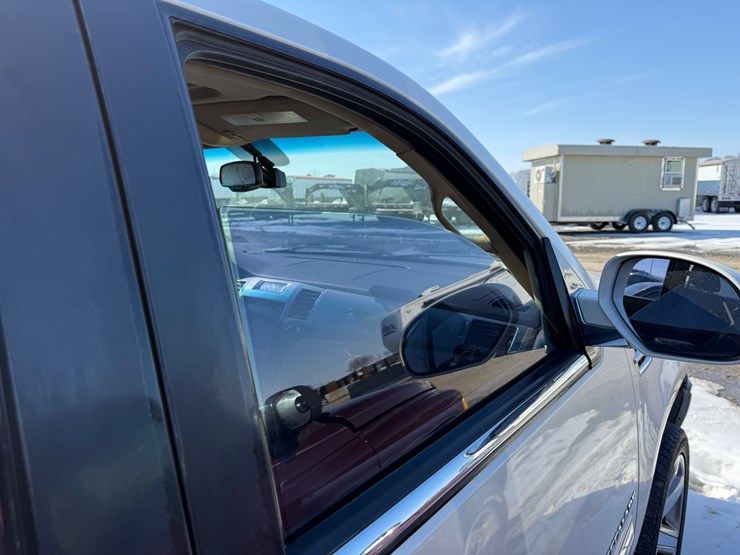 2011-cadillac-escalade-image-15