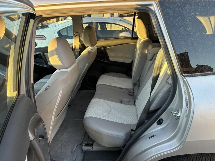 2014-toyota-rav4-image-11