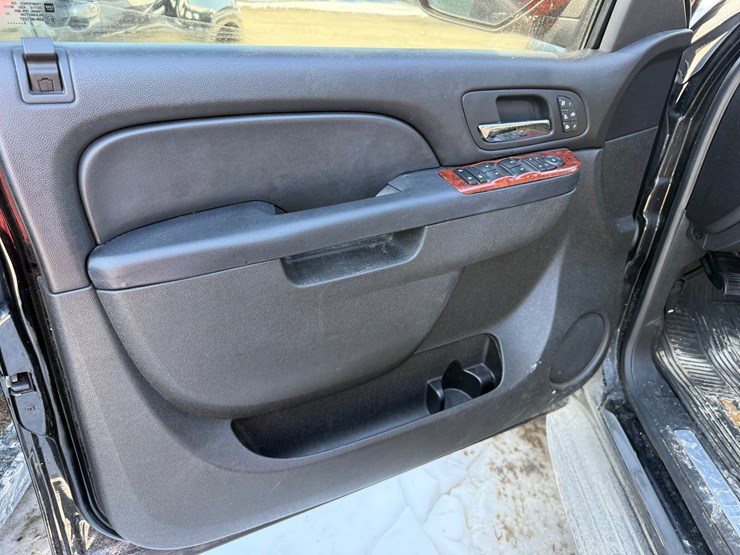 2014-chevrolet-tahoe-image-16