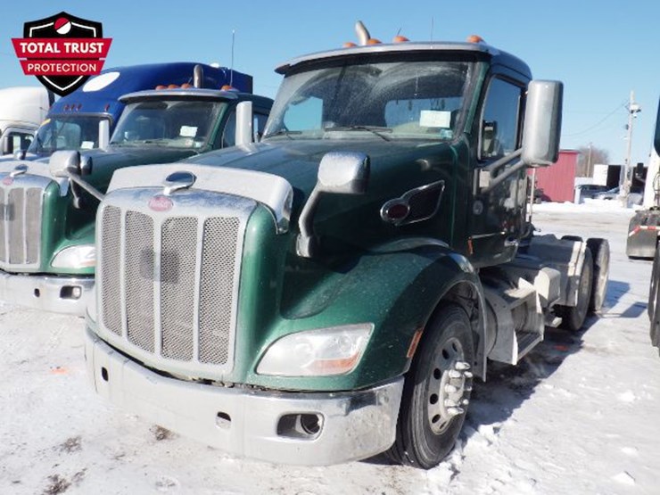 2019-peterbilt-579-image-1