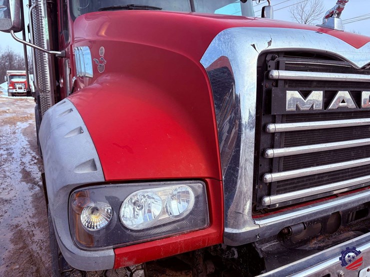 2017-mack-granite-gu713-image-11