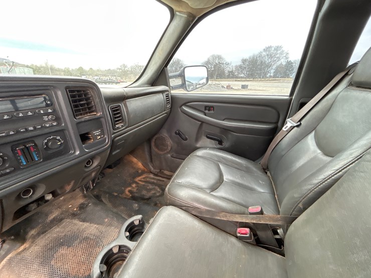 2004-chevrolet-3500-image-9