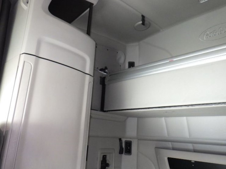 2019-peterbilt-579-image-25