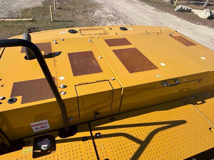 2020-caterpillar-320-image-31