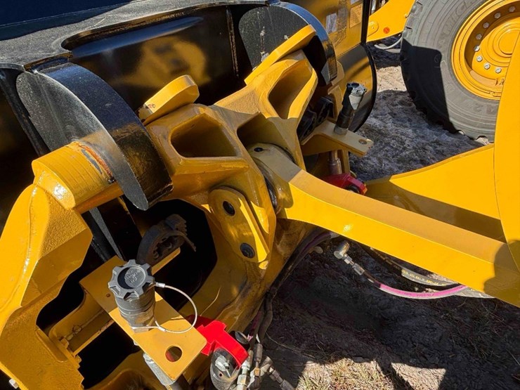 2025-caterpillar-930-image-12